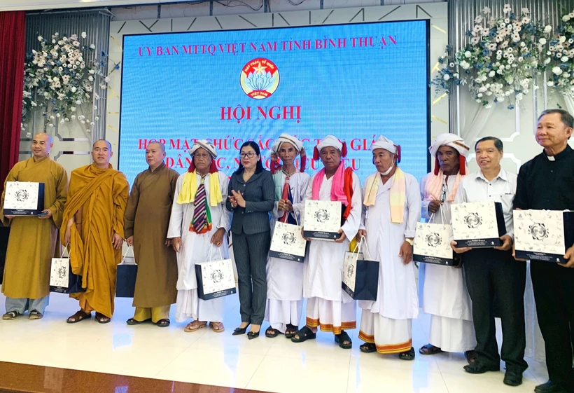Bà Bố Thị Xuân Linh, Chủ tịch Ủy ban Mặt trận Tổ quốc Việt Nam tỉnh tặng quà cho các đại biểu. Ảnh: Hồng Hiếu - TTXVN