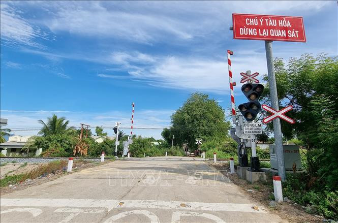 Hệ thống cảnh báo cần chắn tự động được lắp đặt tại vị trí đường ngang dân sinh giao với đường sắt đoạn qua địa bàn xã Phước Thuận (huyện Ninh Phước, Ninh Thuận) để đảm bảo an toàn giao thông. Ảnh: Nguyễn Thành – TTXVN 