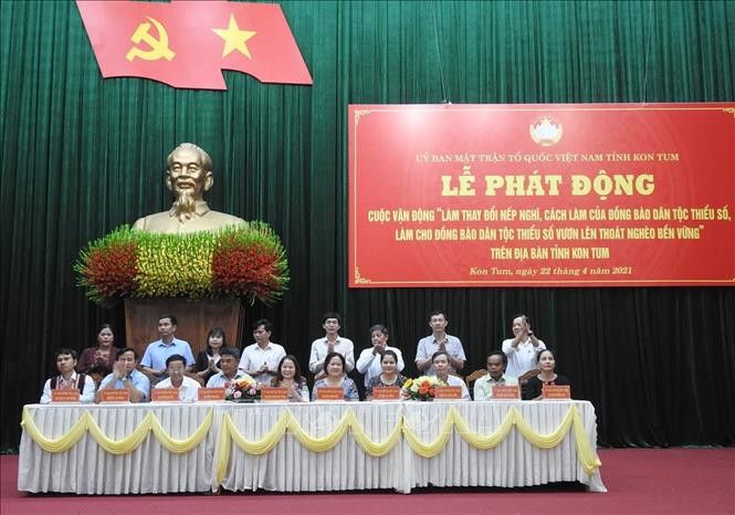 Ủy ban MTTQ Việt Nam tỉnh ký kết giao ước thi đua triển khai Cuộc vận động trên địa bàn tỉnh giai đoạn 2021 – 2025 với Ủy ban MTTQ Việt Nam 10 huyện, thành phố. Ảnh: Dư Toán – TTXVN