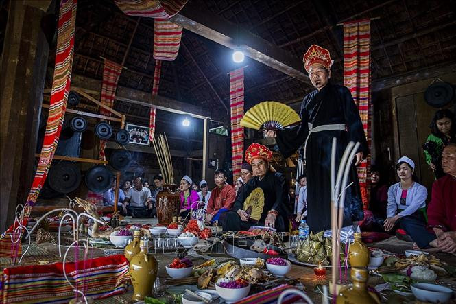 Các nghi lễ Mo là nghi lễ nhằm cho con cháu lần cuối cùng được báo hiếu cha mẹ và chuẩn bị “hành trang” cho người chết đi sang thế giới Mường Ma. Ảnh: Trọng Đạt-TTXVN