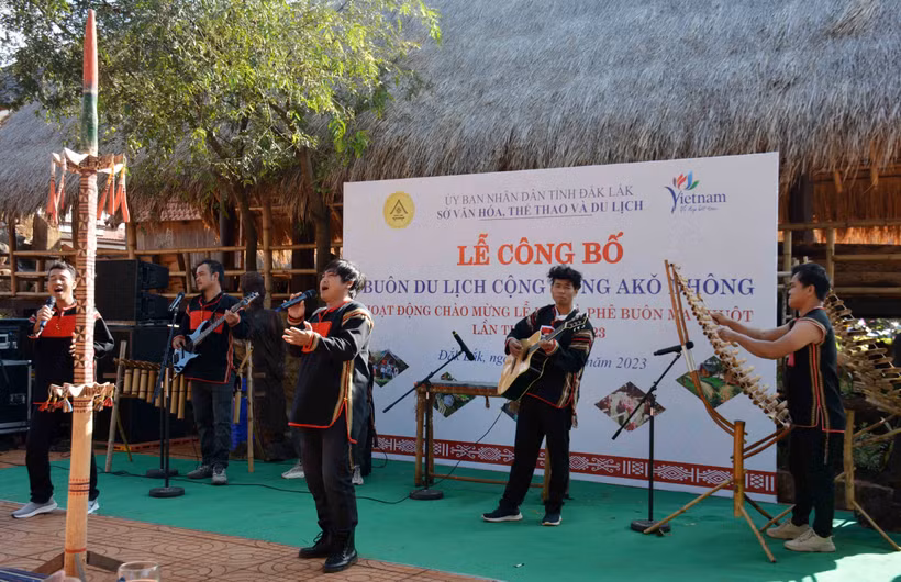Đội văn nghệ buôn hát và biểu diễn nhạc cụ dân tộc Ê Đê tại buổi Lễ. Ảnh: Hoài Thu – TTXVN