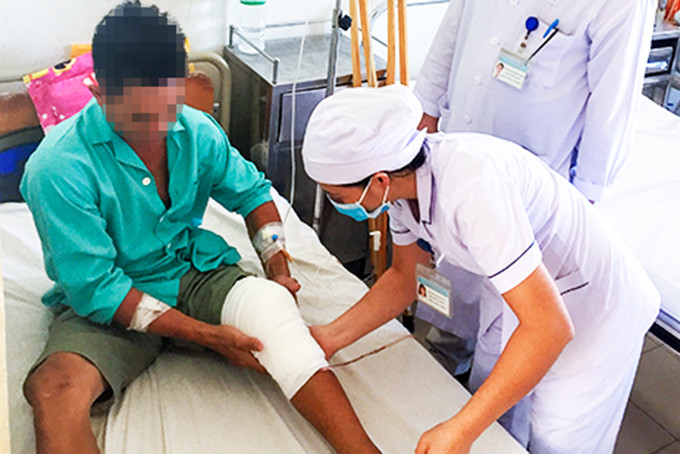 Bác sĩ thăm khám cho bệnh nhân T. Ảnh: baokhanhhoa.vn