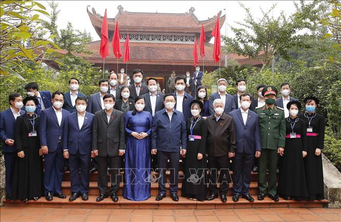 Chủ tịch Quốc hội Vương Đình Huệ chụp ảnh chung với các đại biểu tại Nhà tưởng niệm Chủ tịch Hồ Chí Minh tại An toàn khu Định Hóa. Ảnh: Doãn Tấn - TTXVN