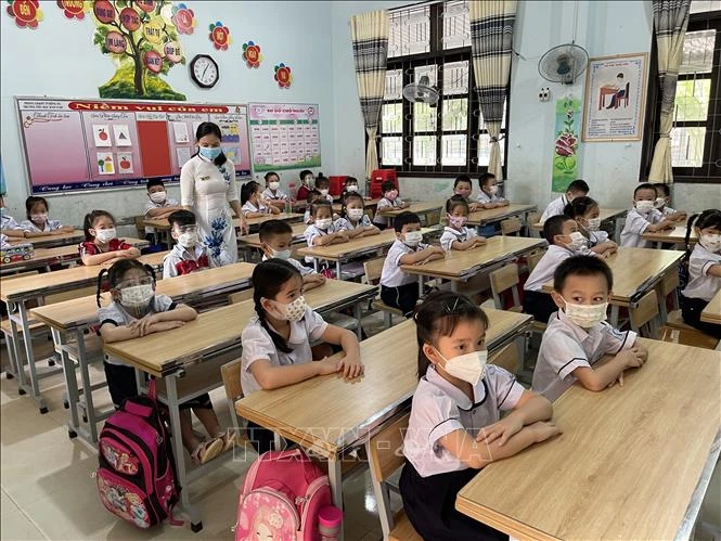 Học sinh lớp 1 Trường Tiểu học Hàm Nghi (thành phố Đông Hà, tỉnh Quảng Trị) đi học trực tiếp trở lại. Ảnh: Thanh Thủy-TTXVN