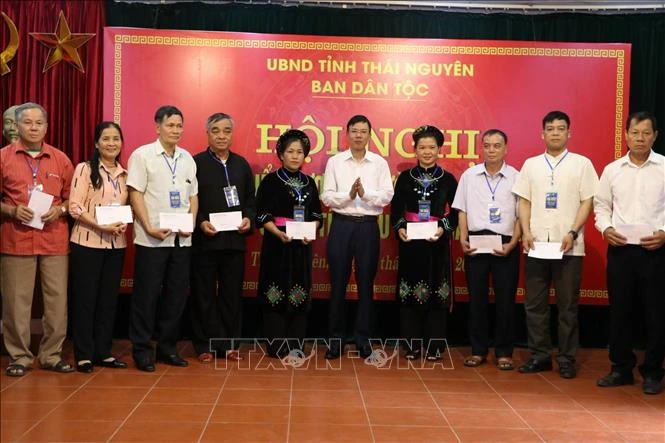 Đồng chí Dương Văn Tiến, Trưởng Ban Dân vận Tỉnh ủy Thái Nguyên biểu dương các đại biểu là người dân tộc thiểu số và người có uy tín tiêu biểu trên địa bàn. Ảnh: Thu Hằng-TTXVN