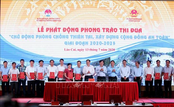 Ban Chỉ đạo phòng, chống thiên tai các tỉnh miền núi phía Bắc ký kết Giao ước thực hiện phong trào thi đua "Chủ động phòng, chống thiên tai, xây dựng cộng đồng an toàn" giai đoạn 2020-2025. Ảnh: Vũ Sinh - TTXVN