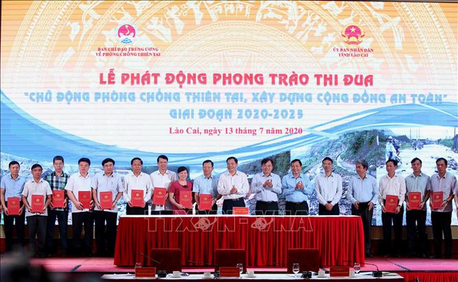 Ban Chỉ đạo phòng, chống thiên tai các tỉnh miền núi phía Bắc ký kết Giao ước thực hiện phong trào thi đua "Chủ động phòng, chống thiên tai, xây dựng cộng đồng an toàn" giai đoạn 2020-2025. Ảnh: Vũ Sinh - TTXVN