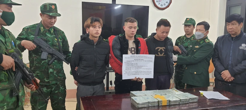 Các đối tượng và tang vật tại cơ quan chức năng. Ảnh: TTXVN phát