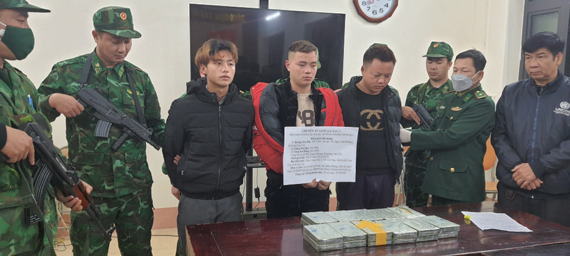 Các đối tượng và tang vật tại cơ quan chức năng. Ảnh: TTXVN phát