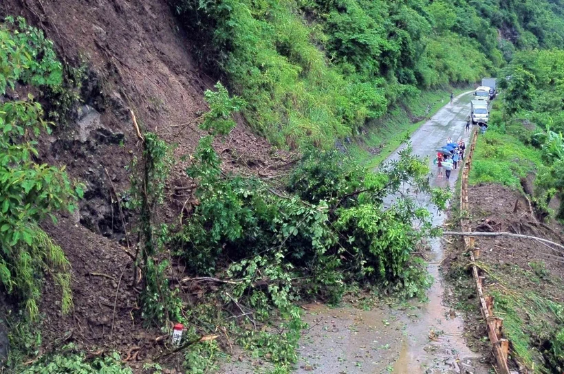 Sạt lở gây ách tắc giao thông cục bộ tại huyện Mường La