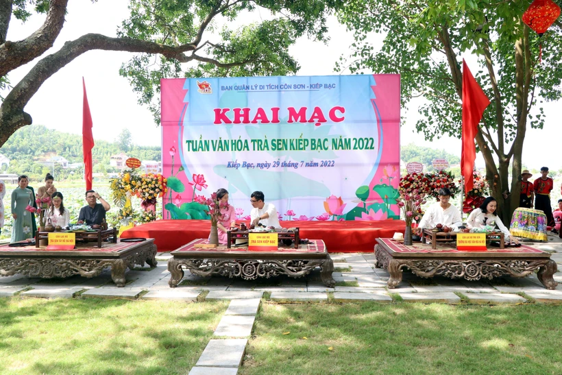 Trình diễn nghệ thuật pha và thưởng thức trà sen theo phong cách truyền thống. Ảnh: Mạnh Tú - TTXVN