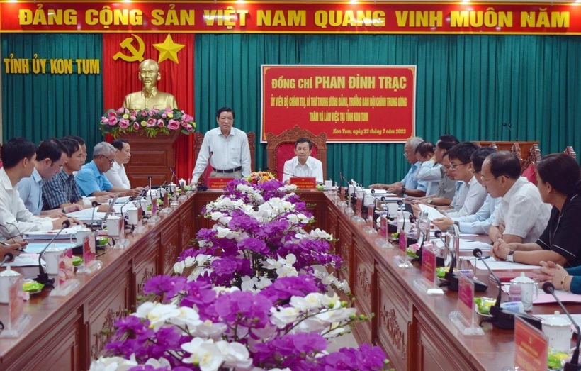 Ủy viên Bộ Chính trị, Bí thư Trung ương Đảng, Trưởng ban Nội chính Trung ương Phan Đình Trạc cùng Đoàn công tác có buổi làm việc với tỉnh Kon Tum về tình hình, kết quả công tác nội chính, phòng, chống tham nhũng, tiêu cực và cải cách tư pháp 6 tháng đầu n