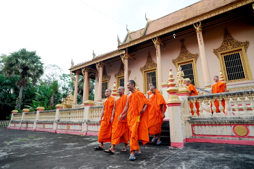 Không gian kiến trúc bên ngoài chùa Kh’leang thu hút du khách bằng tông màu vàng rực rỡ. Ảnh: An Hiếu