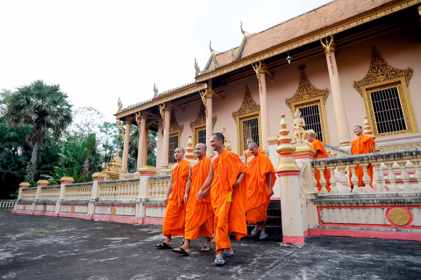 Không gian kiến trúc bên ngoài chùa Kh’leang thu hút du khách bằng tông màu vàng rực rỡ. Ảnh: An Hiếu