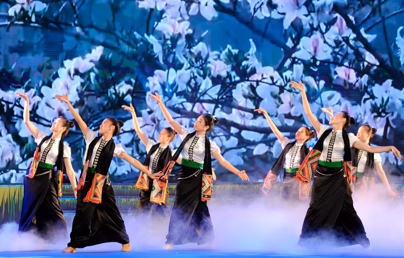 Các thiếu nữ dân tộc Hà Nhì rạng rỡ trong trang phục truyền thống. Ảnh: An Hiếu