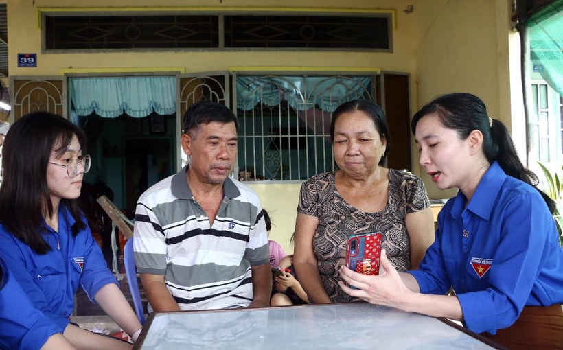 Công an tỉnh Sóc Trăng thu nhận hồ sơ định danh điện tử (mức 2) cho người già neo đơn. Ảnh: Tuấn Phi-TTXVN