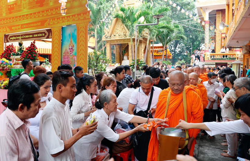 Các chư đại đức tăng Khmer từ giảng đường đi vòng quanh chánh điện tại Lễ đặt bát hội dịp lễ Sen Đôn Ta tại chùa Chantarăngsây (Quận 3, Thành phố Hồ Chí Minh). Ảnh: An Hiếu 
