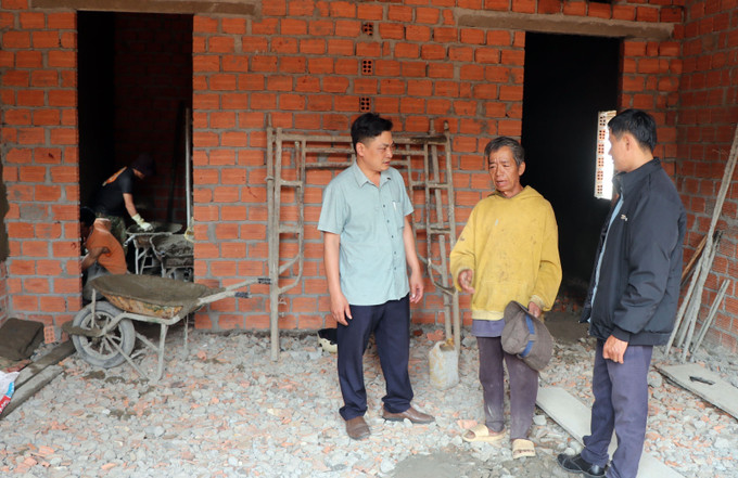 Cán bộ xã Đăk Tơ Lung, huyện Kon Rẫy đến xem, kiểm tra công trình nhà anh A Kiên ở làng Kon Long đang xây dựng. Ảnh: Cao Nguyên-TTXVN potal-kon-ray-chung-tay-xoa-nha-tam-nha-dot-nat-7934966.jpg