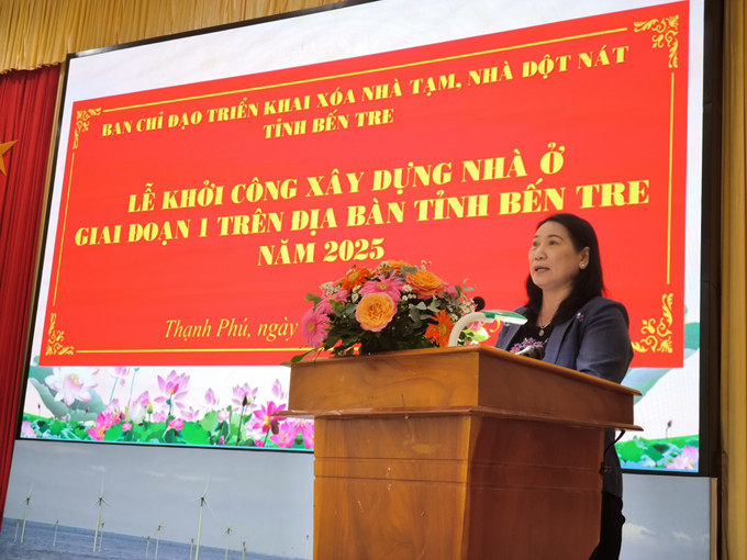 Phó chủ tịch UBND tỉnh Bến Tre Nguyễn Thị Bé Mười phát biểu tại buổi lễ. Ảnh: Huỳnh Phúc Hậu - TTXVN potal-ben-tre-quyet-tam-xoa-hon-1000-nha-tam-nha-dot-nat-trong-giai-doan-i-7888034.jpg