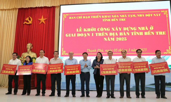 Trao bảng tượng trưng kinh phí xây dựng nhà cho các huyện trên địa bàn tỉnh Bến Tre. Ảnh: Huỳnh Phúc Hậu - TTXVN potal-ben-tre-quyet-tam-xoa-hon-1000-nha-tam-nha-dot-nat-trong-giai-doan-i-7888031.jpg