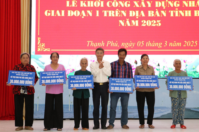 Trao bảng tượng trưng kinh phí sủa chữa nhà cho các hộ dân có hoàn cảnh khó khăn về nhà ở. Ảnh: Huỳnh Phúc Hậu - TTXVN potal-ben-tre-quyet-tam-xoa-hon-1000-nha-tam-nha-dot-nat-trong-giai-doan-i-7888026.jpg