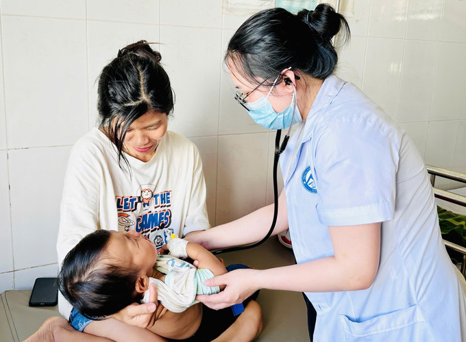 Trẻ em nhập viện điều trị tại Bệnh viện Nhi Gia Lai. Ảnh: Hoài Nam – TTXVN potal-benh-soi-tang-cao-gia-lai-khan-truong-tiem-chung-dien-rong-7935826.jpg