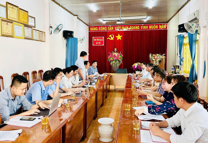 Đoàn công tác số 5 của Bộ Y tế kiểm tra, giám sát công tác phòng, chống dịch và triển khai tiêm vắc xin sởi tại Gia Lai. Ảnh: Hoài Nam – TTXVN. potal-benh-soi-tang-cao-gia-lai-khan-truong-tiem-chung-dien-rong-7935828.jpg