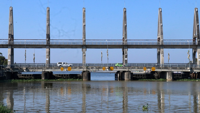 Cống sông Kiên trên địa bàn thành phố Rạch Giá (Kiên Giang) kiểm soát mặn phục vụ sản xuất vùng Tứ giác Long Xuyên. Ảnh: Lê Huy Hải - TTXVN potal-kien-giang-van-hanh-cong-au-thuyen-vam-ba-lich-kiem-soat-man-7802712.jpg