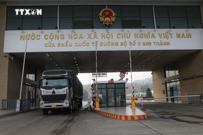 Xe hàng xuất nhập khẩu qua biên giới trong ngày đầu tiên Năm mới 2025. Ảnh Hồng Ninh - TTXVN vna-potal-cac-hoat-dong-xuat-nhap-canh-xuat-nhap-khau-hang-hoa-qua-cua-khau-lao-cai-dien-ra-thuan-loi-nhanh-chong-7785999.jpg