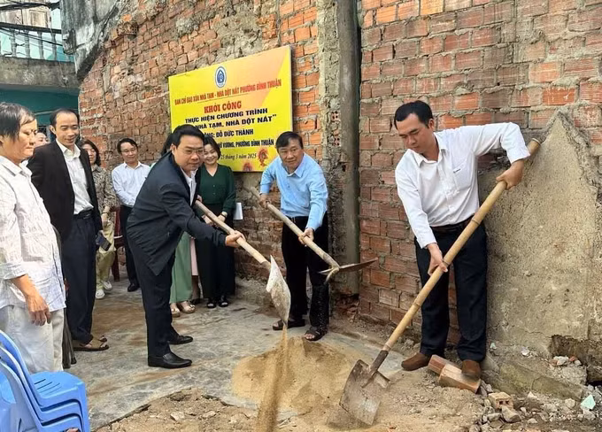 potal-dien-luc-mien-trung-ho-tro-xay-nha-tinh-nghia-cho-nguoi-dan-kho-khan-7961999.jpg