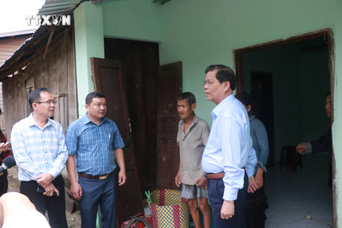 Chủ tịch UBND tỉnh Khánh Hòa Nguyễn Tấn Tuân thăm các gia đình được hỗ trợ xóa nhà tạm. Ảnh: Đặng Tuấn - TTXVN vna-potal-mang-xuan-den-voi-vung-dong-bao-dan-toc-thieu-so-7820310.jpg