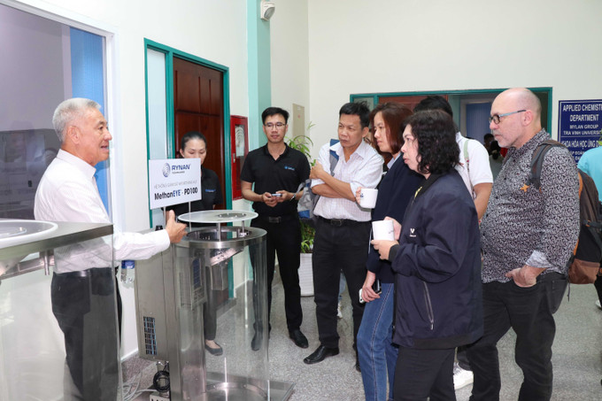Tiến sĩ Nguyễn Thanh Mỹ, Chủ tịch Hội đồng quản trị Công ty cổ phần Rynam Technologies VietNam (bên trái) giới thiệu hệ thống giám sát phát thải khí metan trên ruộng lúa. Ảnh: Thanh Hòa - TTXVN potal-toa-dam-giam-thieu-phat-thai-khi-metan-tu-canh-dong-lua-o-dbs-cuu-long-7805159.jpg