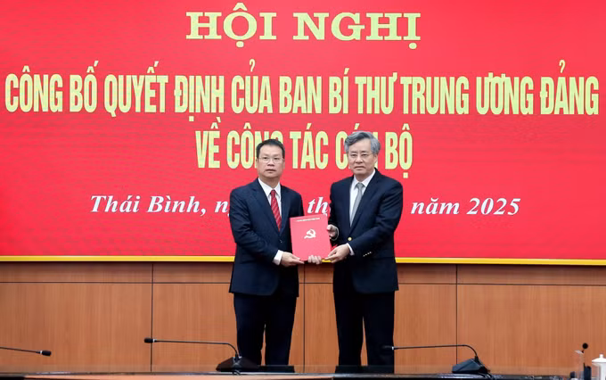 Phó Trưởng Ban Tổ chức Trung ương Nguyễn Quang Dương trao Quyết định cho ông Nguyễn Mạnh Hùng. Ảnh: Thế Duyệt - TTXVN