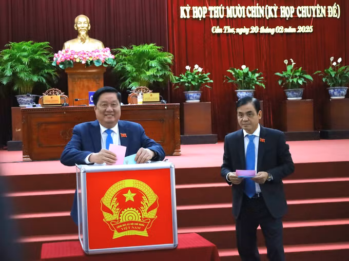 Các đại biểu tiến hành bỏ phiếu. Ảnh: Ánh Tuyết - TTXVN