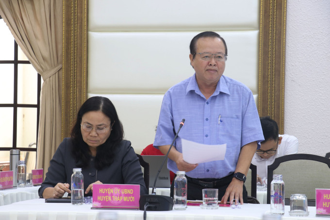 Ông Nguyễn Văn Hiệp, Phó Chủ tịch UBND huyện Tháp Mười phát biểu về phát triển cây sen làm du lịch. Ảnh: Nguyễn Văn Trí - TTXVN potal-phat-trien-du-lich-gop-phan-tao-dung-hinh-anh-dong-thap-7955529.jpg