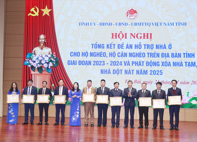 Phó Chủ tịch UBND tỉnh Yên Bái Ngô Hạnh Phúc và Phó Chủ tịch UBND tỉnh Yên Bái Vũ Thị Hiền Hạnh trao Bằng khen cho 10 cá nhân có thành tích xuất sắc. Ảnh: Đinh Thùy-TTXVN potal-yen-bai-phat-dong-xoa-nha-tam-nha-dot-nat-nam-2025-7820004.jpg