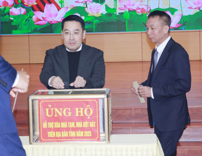 Chủ tịch UBND tỉnh Yên Bái Nguyễn Tuấn Anh ủng hộ xóa nhà tạm, nhà dột nát trên địa bàn tỉnh năm 2025. Ảnh: Đinh Thùy-TTXVN Chủ tịch UBND tỉnh Yên Bái Nguyễn Tuấn Anh ủng hộ xóa nhà tạm, nhà dột nát trên địa bàn tỉnh năm 2025. Ảnh: Đinh Thùy-TTXVN