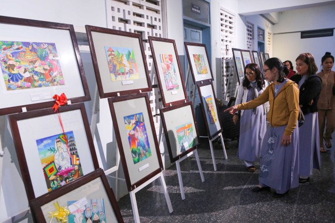 Người dân tham quan các khu triển lãm tranh về Lễ hội Quán Thế Âm Ngũ Hành Sơn năm 2025. Ảnh: Trần Lê Lâm - TTXVN Người dân tham quan các khu triển lãm tranh về Lễ hội Quán Thế Âm Ngũ Hành Sơn năm 2025. Ảnh: Trần Lê Lâm - TTXVN