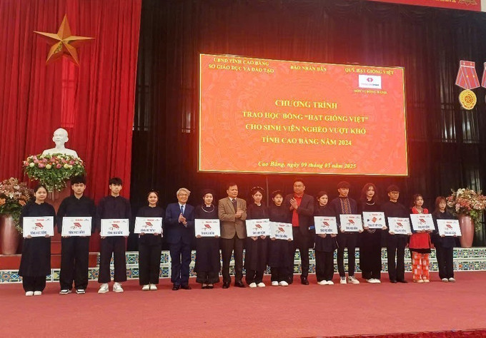 Ban tổ chức trao tặng học bổng cho các tân sinh viên nghèo vượt khó tỉnh Cao Bằng. Ảnh: Đặng Tuấn - TTXVN potal-trao-tang-hoc-bong-cho-sinh-vien-ngheo-vuot-kho-tinh-cao-bang-7903345.jpg