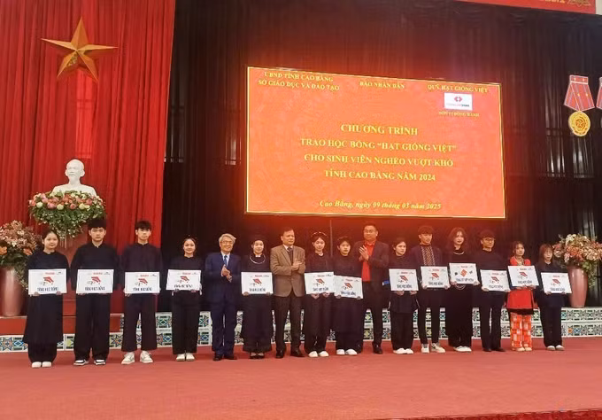 potal-trao-tang-hoc-bong-cho-sinh-vien-ngheo-vuot-kho-tinh-cao-bang-7903345.jpg