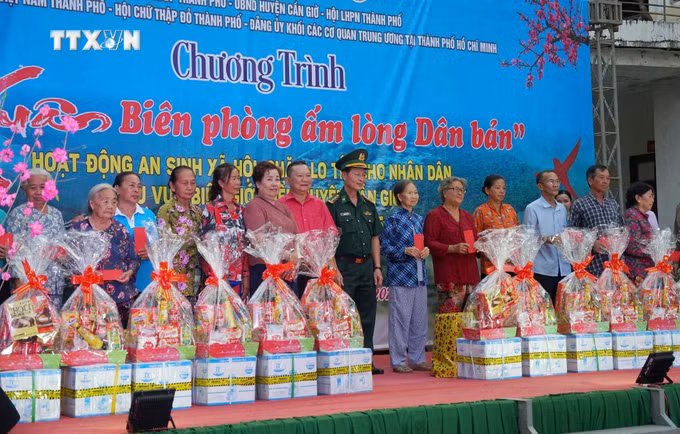 vna-potal-xuan-bien-phong-am-long-dan-ban-nam-2025-tai-thanh-pho-ho-chi-minh-7790648.jpg
