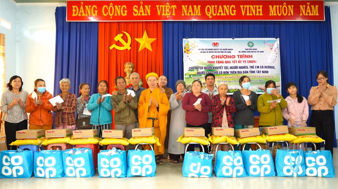 potal-cham-lo-tet-cho-nguoi-ngheo-nguoi-yeu-the-vung-bien-gioi-tay-ninh-7805394.jpg
