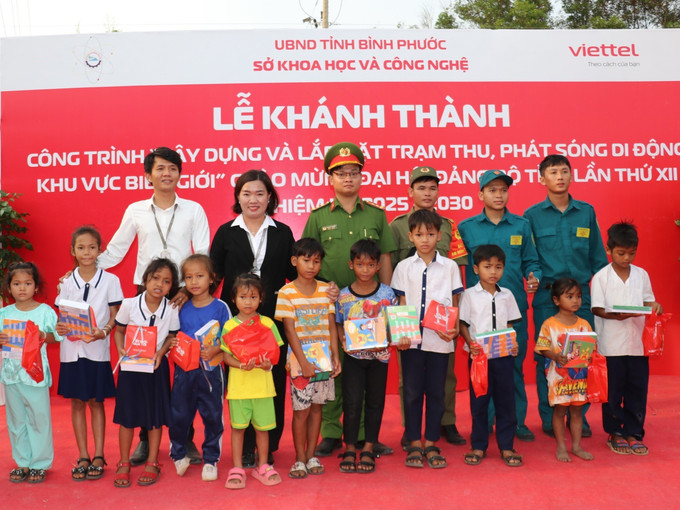 Tặng quà cho các em học sinh nghèo tỉnh Bình Phước. Ảnh: K GỬIH -TTXVN potal-binh-phuoc-khanh-thanh-cac-tram-thu-phat-song-di-dong-khu-vuc-bien-gioi-7924233.jpg