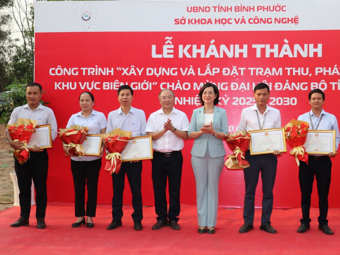 Lãnh đạo tỉnh Bình Phước tặng bằng khen cho các đơn vị tham gia xây dựng công trình. Ảnh: K GỬIH -TTXVN potal-binh-phuoc-khanh-thanh-cac-tram-thu-phat-song-di-dong-khu-vuc-bien-gioi-7924234.jpg