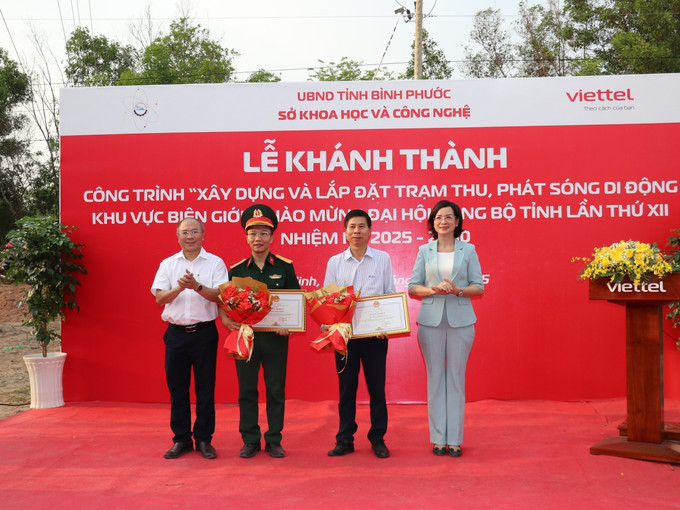 Lãnh đạo tỉnh Bình Phước tặng bằng khen cho các đơn vị viên thông tham gia xây dựng công trình. Ảnh: K GỬIH -TTXVN potal-binh-phuoc-khanh-thanh-cac-tram-thu-phat-song-di-dong-khu-vuc-bien-gioi-7924235-1.jpg