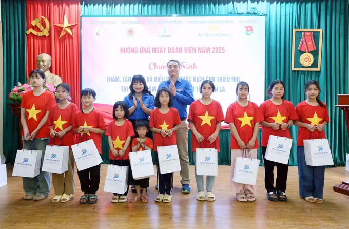potal-tham-tang-qua-cho-thanh-thieu-nhi-tai-trung-tam-bao-tro-xa-hoi-tinh-son-la-7929140.jpg