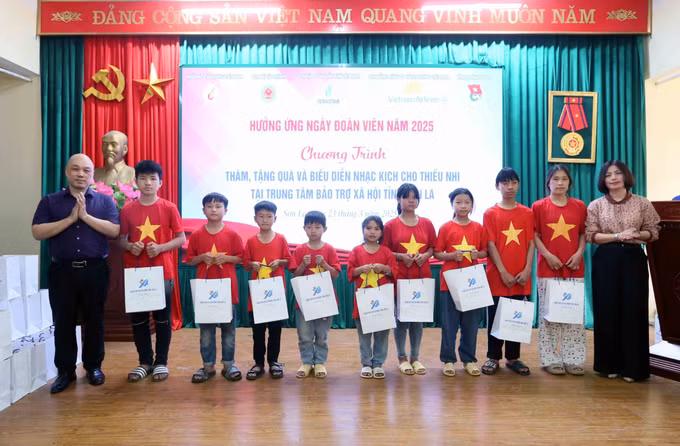 potal-tham-tang-qua-cho-thanh-thieu-nhi-tai-trung-tam-bao-tro-xa-hoi-tinh-son-la-7929141.jpg