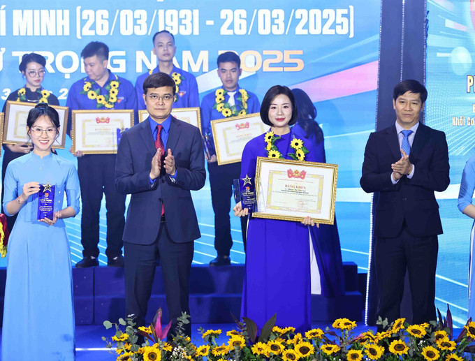 Bí thư thứ nhất Trung ương Đoàn Bùi Quang Huy trao Giải thưởng Lý Tự Trọng năm 2025 cho cán bộ Đoàn cơ sở xuất sắc. Ảnh: Minh Đức – TTXVN potal-le-ky-niem-94-nam-ngay-thanh-lap-doan-va-trao-giai-thuong-ly-tu-trong-nam-2025-7920387.jpg