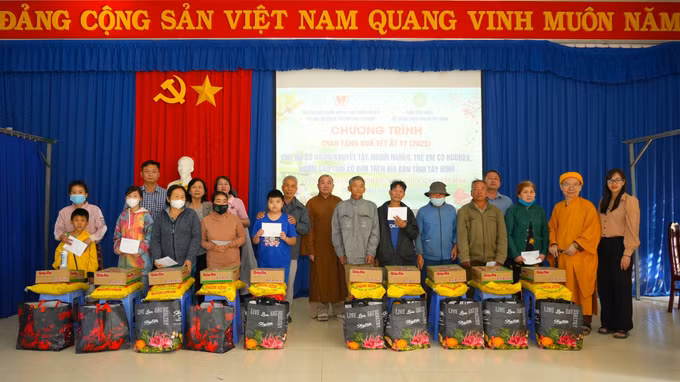 potal-trao-qua-tet-cho-nguoi-ngheo-vung-bien-gioi-tay-ninh-7805389.jpg