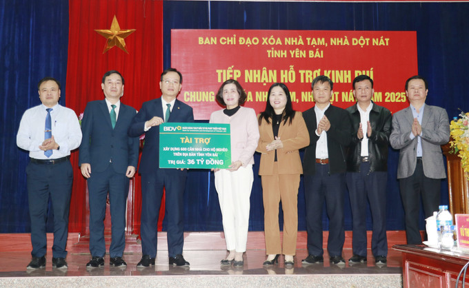 Phó Tổng Giám đốc Ngân hàng BIDV Việt Nam Phan Thanh Hải trao biển tượng trưng hỗ trợ 36 tỷ đồng cho tỉnh Yên Bái để xóa nhà tạm, nhà dột nát. Ảnh: Đinh Thùy - TTXVN potal-ngan-hang-bidv-ho-tro-yen-bai-36-ty-dong-de-xoa-nha-tam-7950086.jpg